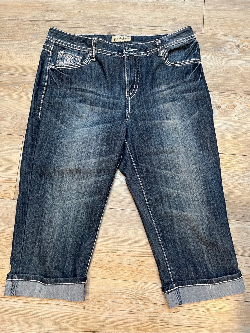 Earl Jeans Dark Wash Denim Capris with Contrast Stitching